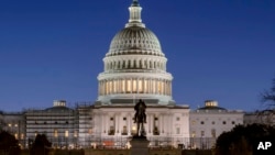 Le Capitole des États-Unis avant le lever du soleil à Washington, lundi 21 mars 2022.