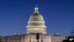 Gedung Capitol AS terlihat sebelum matahari terbit di Capitol Hill di Washington, Senin, Maret. 21, 2022. (Foto: AP)