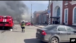 En esta imagen de un video publicado en el canal Telegram del presidente ucraniano Volodymyr Zelenskyy, una columna de humo se eleva después del bombardeo ruso en la estación de tren de Kramatorsk, Ucrania, el viernes 8 de abril de 2022. (Canal Telegram del presidente ucraniano Volodymyr Zelenskyy vía AP)