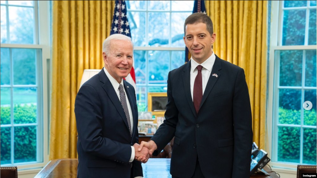 Predsednik Sjedinjenih Država Džo Bajden tokom susreta sa ambasadorom Srbije u Sjedinjenim Državama Markom Đurićem, u Vašingtonu, 8. aprila 2022. (Foto: Instagram/markodjuric.srb).