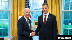 Predsednik Sjedinjenih Država Džo Bajden tokom susreta sa ambasadorom Srbije u Sjedinjenim Državama Markom Đurićem, u Vašingtonu, 8. aprila 2022. (Foto: Instagram/markodjuric.srb).