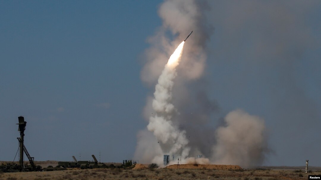 Sistem pertahanan udara S-300 meluncurkan rudal selama latihan di lapangan tembak Ashuluk di luar Astrakhan, Rusia, 5 Agustus 2017. (Foto: dok). Slovakia menymbangkan sistem pertahanan udara S-300 ke Ukraina, Jumat (8/4).