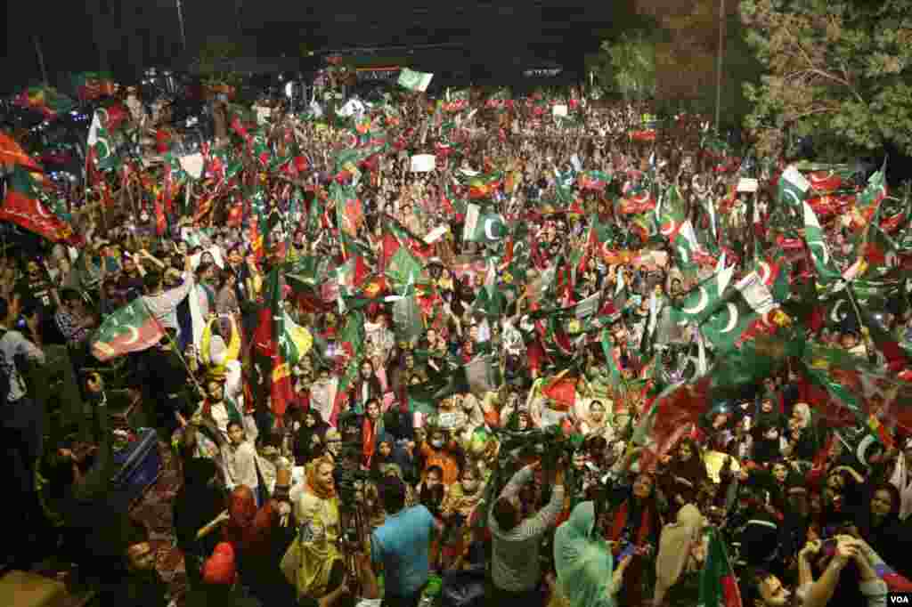 مظاہرین عمران خان کے حق میں نعرے لگا رہے تھے۔