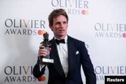 Eddie Redmayne saat memenangkan penghargaan Aktor Terbaik dalam Musik untuk "Cabaret" di Olivier Awards di Royal Opera House di London, Inggris, 10 April 2022.