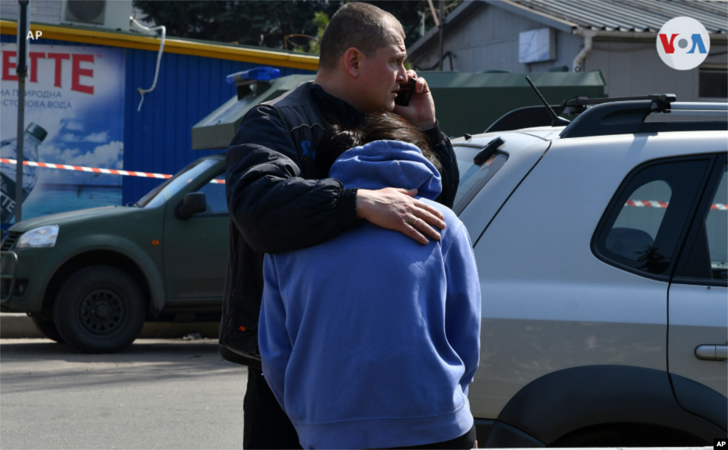 Un hombre abraza a una mujer tras el ataque en la estación de Kramatorsk. El presidente Volodymyr Zelenskyy dijo que miles de personas se encontraban en el lugar.