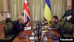 보리스 존슨(왼쪽) 영국 총리가 9일 우크라이나 수도 크이우(러시아명 키예프)를 방문해 볼로디미르 젤렌스키 대통령과 회담하고 있다. (젤렌스키 대통령 공식 페이스북)