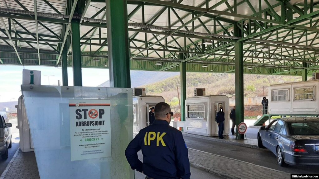 Shqipëria instalon kamera përgjatë kufirit me Kosovën për të frenuar emigrantët e bandat kriminale