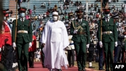 Presiden Adama Barrow (baju putih) lolos dari upaya kudeta militer (foto: dok). 