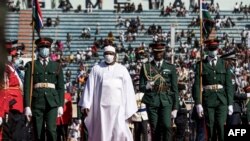 Rais wa Gambia, Adama Barrw katikati akikwagua gwaride mapema mwaka 2022.