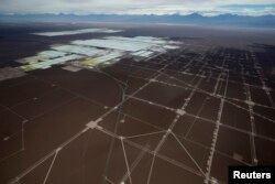 Jalan tambang litium Soquimich di dataran garam Atacama, deposit litium terbesar yang saat ini diproduksi, Chili utara. (Foto: Reuters)