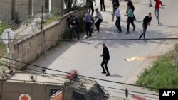 팔레스타인인들이 제닌에서 이스라엘 장갑차량에 화염병을 던지고 있다,