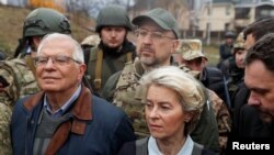 La presidenta de la Comisión Europea, Ursula von der Leyen, y el alto representante de la Unión Europea para Asuntos Exteriores y Política de Seguridad, Josep Borrell, visitan la ciudad de Bucha, Ucrania, en las afueras de Kiev, el 8 de abril de 2022. REUTERS /Valentyn Ogirenko