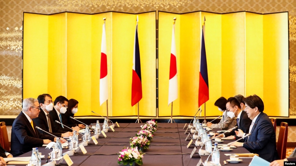2022年4月9日，菲律宾外长洛钦和日本外相林芳正在日本东京的饭仓宾馆举行双边会谈。(photo:VOA)