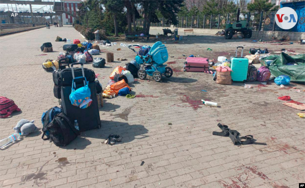 Manchas de sangre, maletas abandonadas y un coche de bebé en la plataforma de la estación de tren después del bombardeo. Foto compartida por el presidente Volodymyr Zelenskyy.