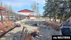 8일 우크라이나 동부 도네츠크 주 크라마토르스크의 철도역에 미사일 공격 단행 직후 피란민들이 쓰러져있다.