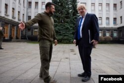 볼로디미르 젤렌스키(왼쪽) 우크라이나 대통령과 보리스 존슨 영국 총리가 9일 크이우(러시아명 키예프) 시내를 돌아보며 환담하고 있다. (젤렌스키 대통령 공식 페이스북)