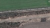 Imagen satelital muestra vehículos blindados y camiones en el extremo sur de un convoy militar que avanza hacia el sur a través de la ciudad ucraniana de Velykyi Burluk, Ucrania, el 8 de abril de 2022. Foto tomada el 8 de abril de 2022. Maxar Technologies/vía REUTERS