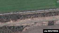 Imagen satelital muestra vehículos blindados y camiones en el extremo sur de un convoy militar que avanza hacia el sur a través de la ciudad ucraniana de Velykyi Burluk, Ucrania, el 8 de abril de 2022. Foto tomada el 8 de abril de 2022. Maxar Technologies/vía REUTERS