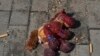 یک عروسک خونی به جای مانده پس از حمله روسیه به یک ایستگاه قطار در اوکراین