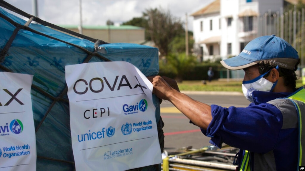 一名机场工作人员在处理2021年5月8日抵达马达加斯加的通过COVAX捐赠的新冠疫苗。（美联社照片）(photo:VOA)