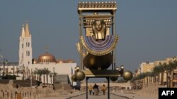 Ilustrasi - Beberapa orang tengah berjalan di Jalan Sphinx (Sphinx Dromos) dekat Gereja Koptik Ortodoks Perawan Maria di kota Luxor, Mesir, 19 Januari 2022. (Amir MAKAR / AFP)