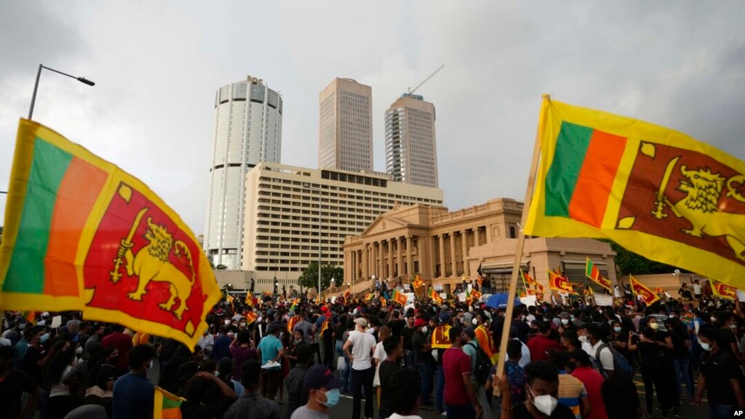 Warga Sri Lanka berkumpul di luar kantor presiden saat protes di Colombo, Sri Lanka, 9 April 2022. (Foto: AP)