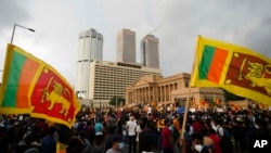 သမ္မတနုတ်ထွက်ပေးရေး ကိုလံဘိုမြို့မှာ ဆန္ဒပြနေကြတဲ့ သီရိလင်္ကာ ပြည်သူများ။ (ဧပြီ ၉၊ ၂၀၂၂)