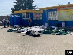 Jenazah korban pemboman stasiun kereta api di kota timur Kramatorsk, di wilayah Donbass, Ukraina, diletakkan di dekat peron stasiun tersebut, 8 April 2022. Lebih dari 30 orang tewas dan lebih dari 100 dilaporkan terluka akibat serangan misil tersebut. (Foto oleh Hervé BAR / AFP)