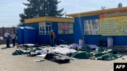 شماری از اجسادیکه در اثر حملات میزایلی روز جمعه در یکی از ایستگاه قطار آهن اوکراین کشته شدند