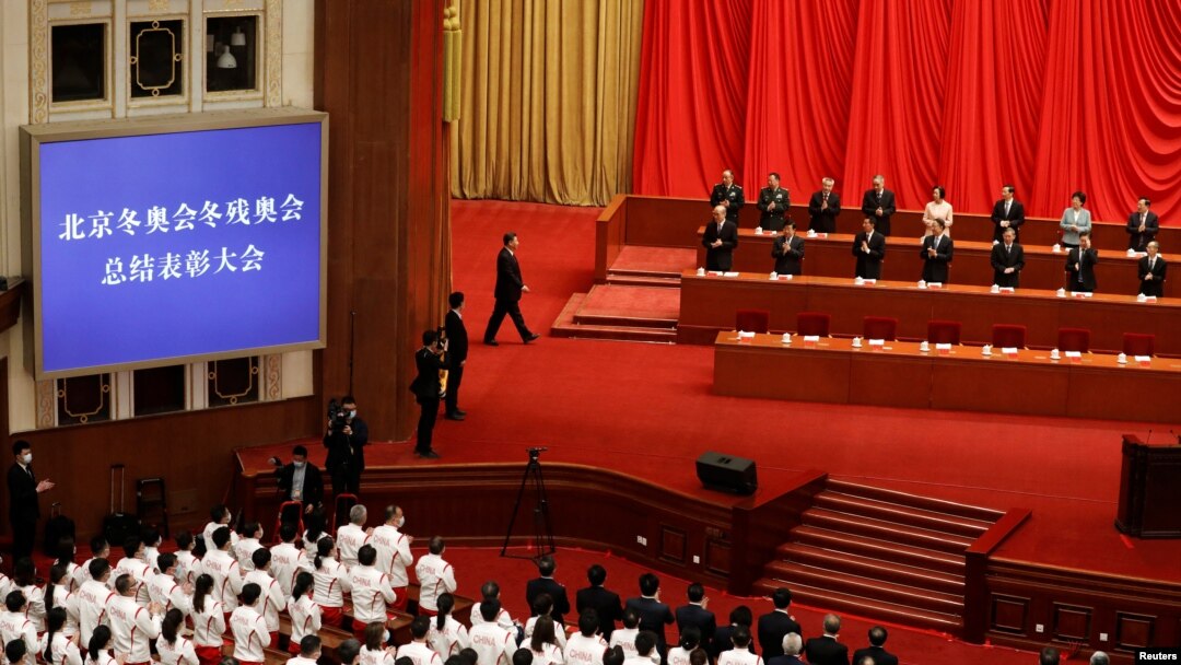 中國國家主席習近平抵達在北京中國人民大會堂舉行的北京冬奧會殘奧會總結表彰大會會場。(2022年4月8日)