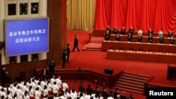 中国国家主席习近平抵达在北京中国人民大会堂举行的北京冬奥会残奥会总结表彰大会会场。(2022年4月8日)