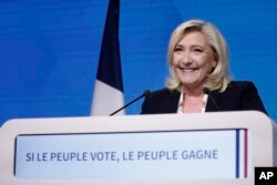 La candidata francesa de extrema derecha Marine Le Pen pronuncia un discurso en su sede el día de las elecciones en París, el domingo 10 de abril de 2022.