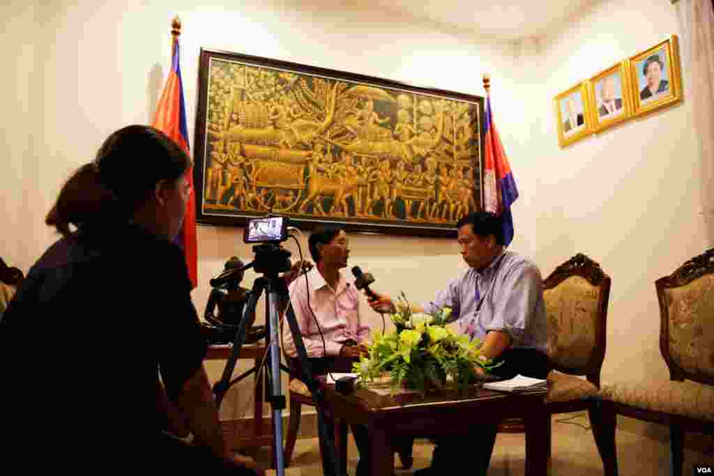 CNRP&rsquo;s spokesperson Yim Sovann talks in a Facebook live show with VOA Khmer as results of the June 4 commune elections were coming in. (Aun Chhengpor/VOA Khmer)&nbsp;