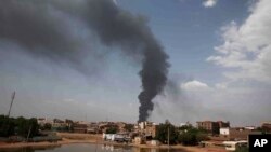 دود ناشی از آتش‌سوزی در خارطوم، پایتخت سودان.