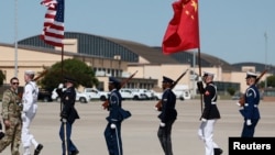 国国家主席习近平和夫人彭丽媛结束对美国的国事访问，从马里兰州安德鲁斯联合基地启程离开时，美军仪仗队展示美国和中国国旗。(2026年9月25日)