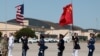 国国家主席习近平和夫人彭丽媛结束对美国的国事访问，从马里兰州安德鲁斯联合基地启程离开时，美军仪仗队展示美国和中国国旗。(2026年9月25日)