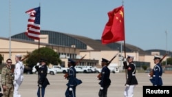 国国家主席习近平和夫人彭丽媛结束对美国的国事访问，从马里兰州安德鲁斯联合基地启程离开时，美军仪仗队展示美国和中国国旗。(2026年9月25日)