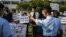 被控偷渡的12港人的亲属在政府飞行服务队外抗议。（2020年10月8日）