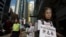 香港民主派抗议者戴着象征许志永的面具在香港街头抗议，要求中国释放政治犯。（2013年10月1日）
