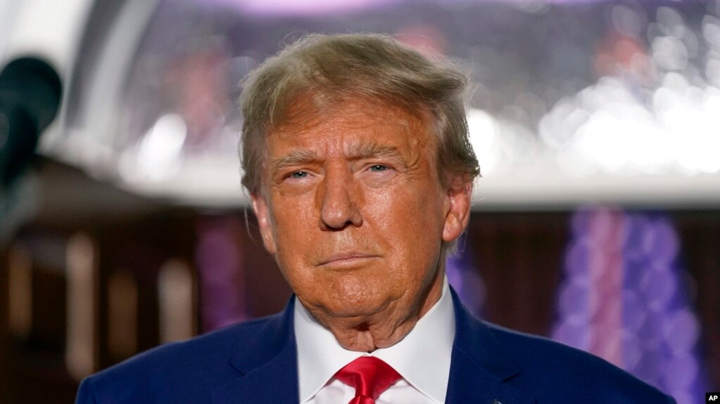 ARCHIVO - El expresidente Donald Trump habla en el Trump National Golf Club en Bedminster, Nueva Jersey, el 13 de junio de 2023.