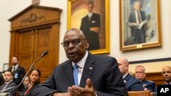 El secretario de Defensa, Lloyd Austin, habla durante una audiencia de la Comisión de Servicios Armados de la Cámara de Representantes en el Capitolio, el jueves 29 de febrero de 2024, en Washington. (Foto AP/Mark Schiefelbein)