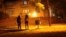 Des professionnelles du sexe dans le quartier rouge de Harare au Zimbabwe, le 12 juin 2020. À mesure que le coronavirus se propage en Afrique, il menace de plus en plus ceux qui gagnent leur vie dans la rue, y compris les professionnel (le) s du sexe.