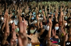 Sinh viên giơ 3 ngón tay chào kiểu trong phim Hunger Games, biểu tượng của phong trào chống đảo chính trong cuộc biểu tình ở Đại học Thammasat gần Bangkok ngày 10/8/2020. Reuters