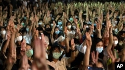 Sinh viên giơ 3 ngón tay lên chào theo kiểu trong phim 'Hunger Game', biểu tượng của sự chống đối chính quyền, trong một cuộc tuần hành tại Đại học Thammasat ở gần Bangkok, Thái Lan, ngày 10/8/2020.