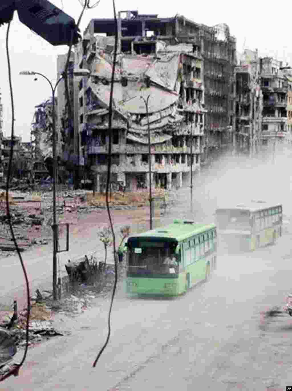 Autobusi za evakuaciju pripadnika Slobodne sirijske vojske iz devastirang Homsa.