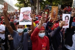 Protesta frente a la embajada de Birmania después de que los militares tomaron el poder y arrestaron a su líder Aung San Suu Kyi, en Bangkok, Tailandia, el 1 de febrero de 2021.