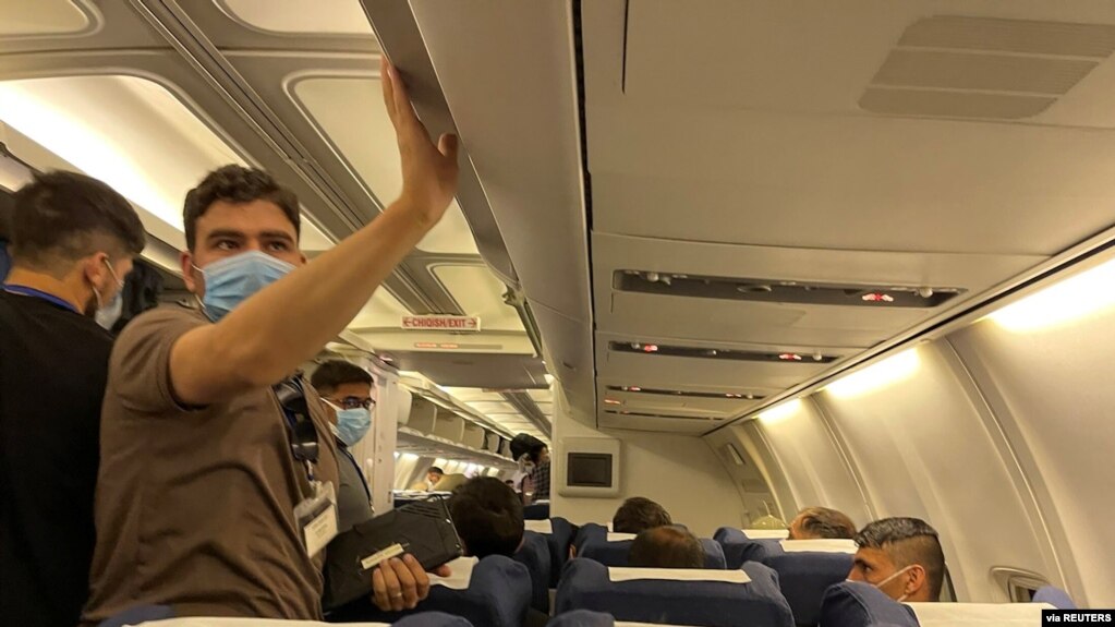 美国训练的飞行员和其他人员登上了一架飞机。一位飞行员乘客说，这架飞机将从乌兹别克斯坦的特尔梅兹市飞往阿拉伯联合酋长国。(photo:VOA)