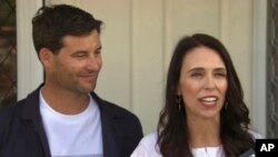 La Première ministre néo-zélandaise Jacinda Ardern, avec son partenaire Clarke Gayford, devant leur domicile à Auckland, le 19 janvier 2018.