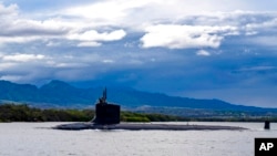 FILE - Kapal selam kelas serang cepat Virginia USS Missouri (SSN 780) berangkat dari Pangkalan Gabungan Pearl Harbor-Hickam, 1 September 2021.(Kepala Spesialis Komunikasi Massa Amanda R. Gray/ Angkatan Laut AS via AP)