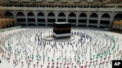 이슬람 신도들이 성지순례 하지(Hajj)를 지키기 위해 29일 사우디아라비아 메카 성전인 그랜드 모스크(Grand Mosque)에 모여 신종 코로나바이러스 감염 방지를 위해 서로 거리를 두고 신전인 카바(Kaaba) 주위를 돌고 있다. 